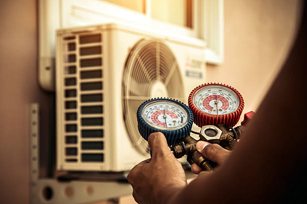 Professional Hvac technician working in Iona, ID